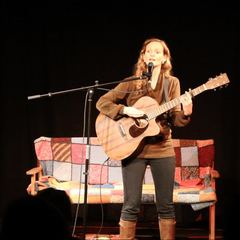 Kira Ludlow mit Gitarre auf der Bühne in Neustadt